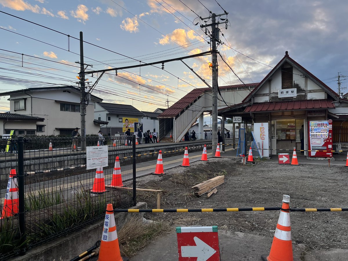 bbseki's tweet photo. 長野電鉄、桐原駅の解体工事がすすんでいました…。
上りホームの待合室が解体されていました。
#長電 #桐原駅 https://t.co/9EeAzGAMVr