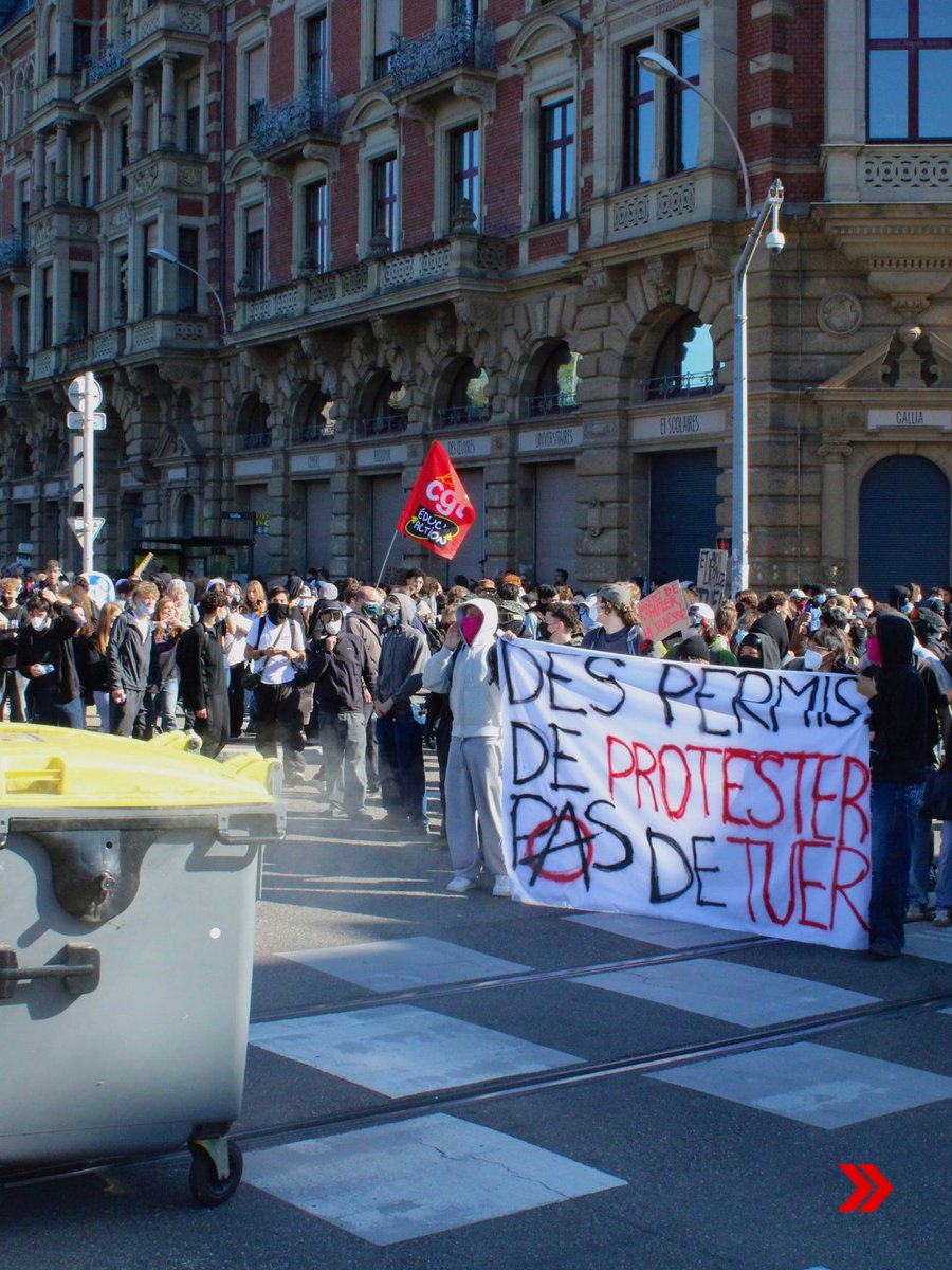 PerspektiveOn's tweet photo. Auch am Dienstag kam es zu Blockaden von Schulen und Universitäten. Schulen wurden von der Regierung jedoch größtenteils vorsorglich geschlossen und auf Online-Unterricht umgestellt, der jedoch von den Schüler:innen bestreikt wird. Im ganzen Land werden hunderttausende Menschen auf der Straße erwartet. Neben Schüler:innen und Studierenden haben sich auch Gewerkschaften wie die CGT dem Aufruf angeschlossen. Die Bäuer:innengewerkschaft Confédération Paysanne hatte zudem dazu aufgerufen, mit Traktoren die Blockaden der Schulen zu unterstützen.