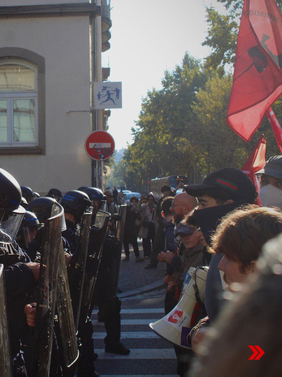 PerspektiveOn's tweet photo. Auch am Dienstag kam es zu Blockaden von Schulen und Universitäten. Schulen wurden von der Regierung jedoch größtenteils vorsorglich geschlossen und auf Online-Unterricht umgestellt, der jedoch von den Schüler:innen bestreikt wird. Im ganzen Land werden hunderttausende Menschen auf der Straße erwartet. Neben Schüler:innen und Studierenden haben sich auch Gewerkschaften wie die CGT dem Aufruf angeschlossen. Die Bäuer:innengewerkschaft Confédération Paysanne hatte zudem dazu aufgerufen, mit Traktoren die Blockaden der Schulen zu unterstützen.