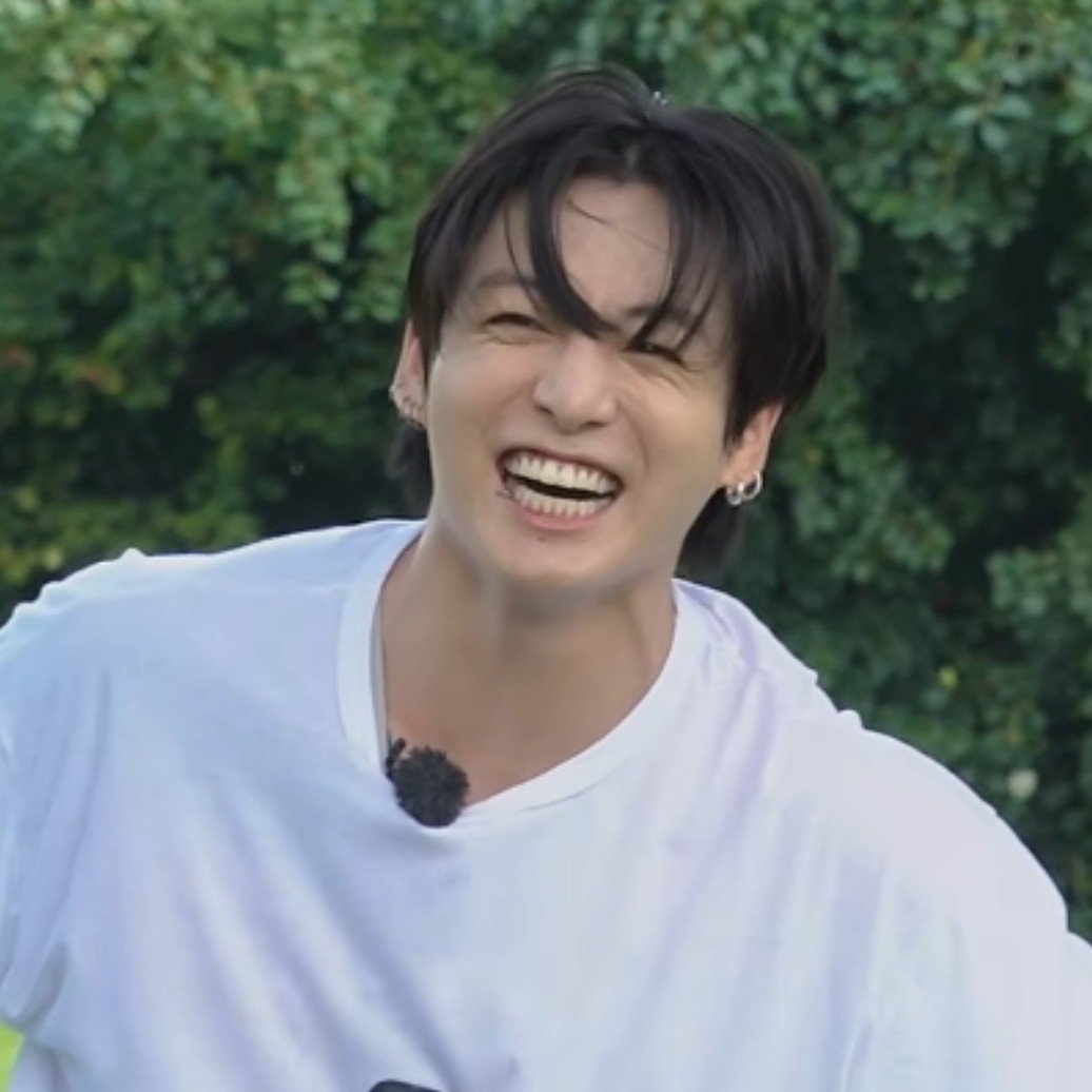 fluffkkyu's tweet photo. happy jungkookie 😭😭😭😭😭😭 https://t.co/mLsGyJaCkf