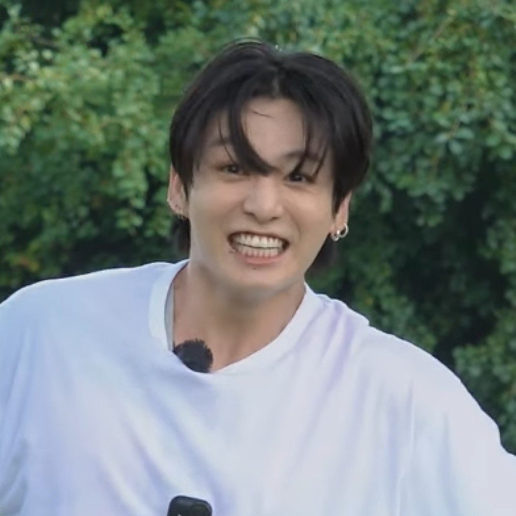 fluffkkyu's tweet photo. happy jungkookie 😭😭😭😭😭😭 https://t.co/mLsGyJaCkf