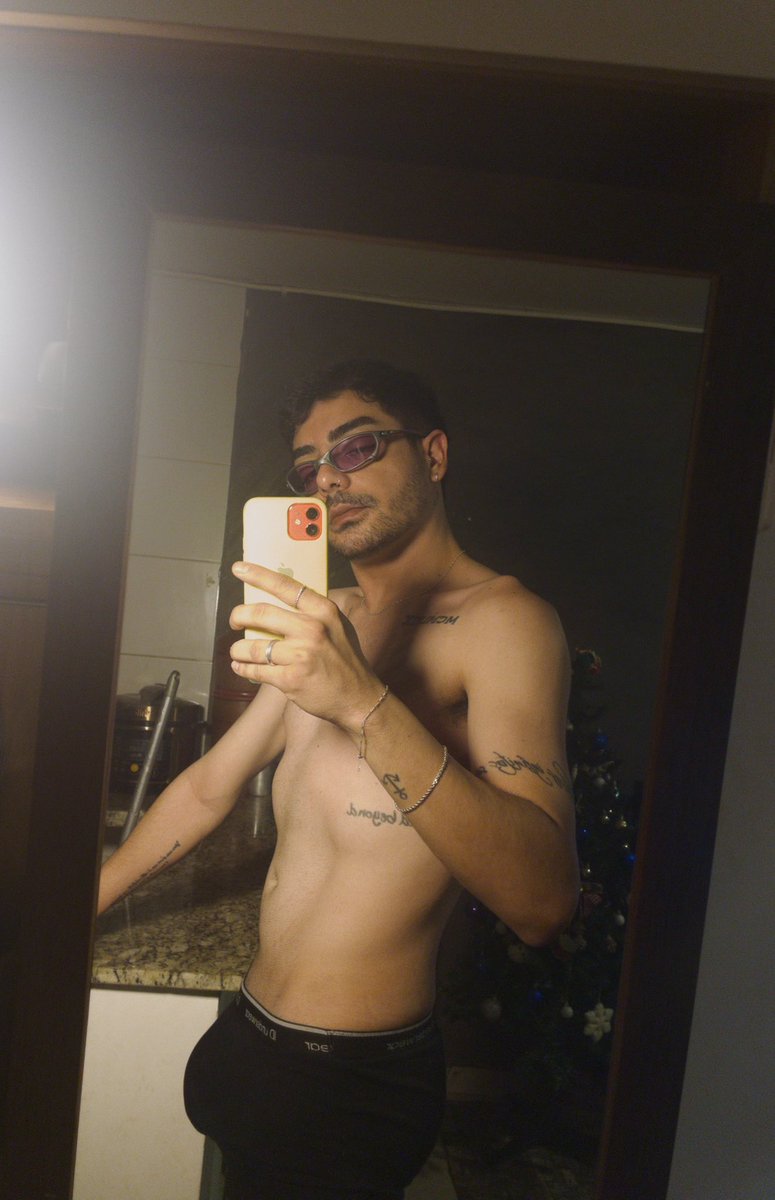 vscar011's tweet photo. na cueca, meia bomba e duro, o quente deixa com mais tesão ? 🔥 https://t.co/dPh38ZxEvk