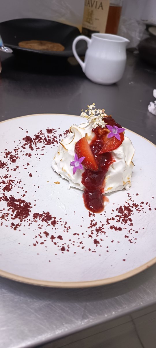 youurraiii's tweet photo. baked strawberry cheesecake✨ https://t.co/n4HJKWNFnX
