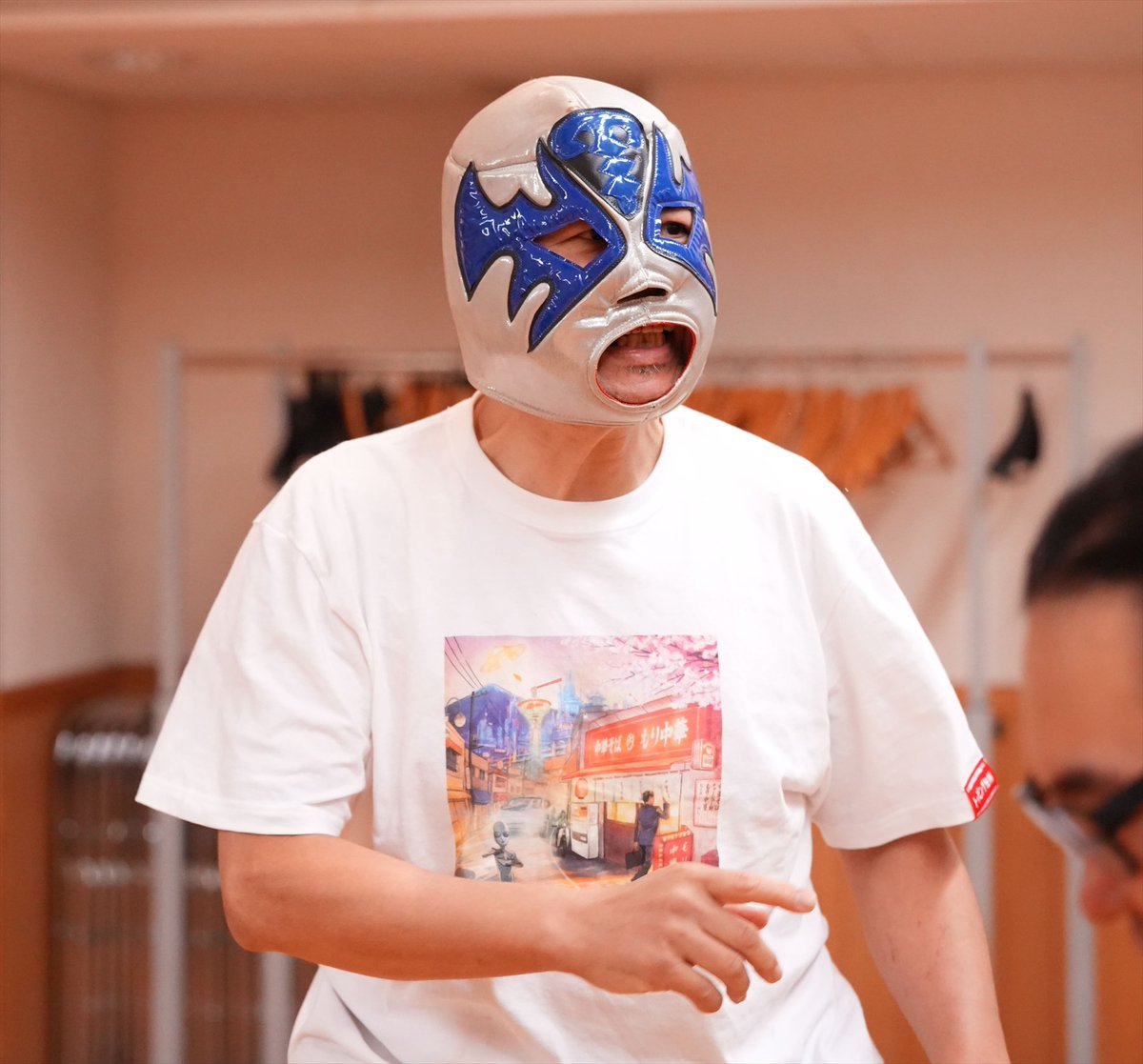 Namjunkzone's tweet photo. 「見せ物じゃねえぞ!」と客に当たり散らかすボスコニアン。
辺琉選手を壁にぶつけるが、今回は無事。
そしてフンドシ幕がグランブルーファンタジーで「ビッグスポンサー!?」と突っ込むボスコさん。
村杉さんリング、この日は何箇所で使われてたんだ。
#RAW94 https://t.co/cAhtXE3ixj