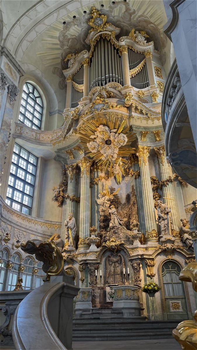 reminiscinbby's tweet photo. the intricate craftsmanship in old churches https://t.co/583NGcvIqW