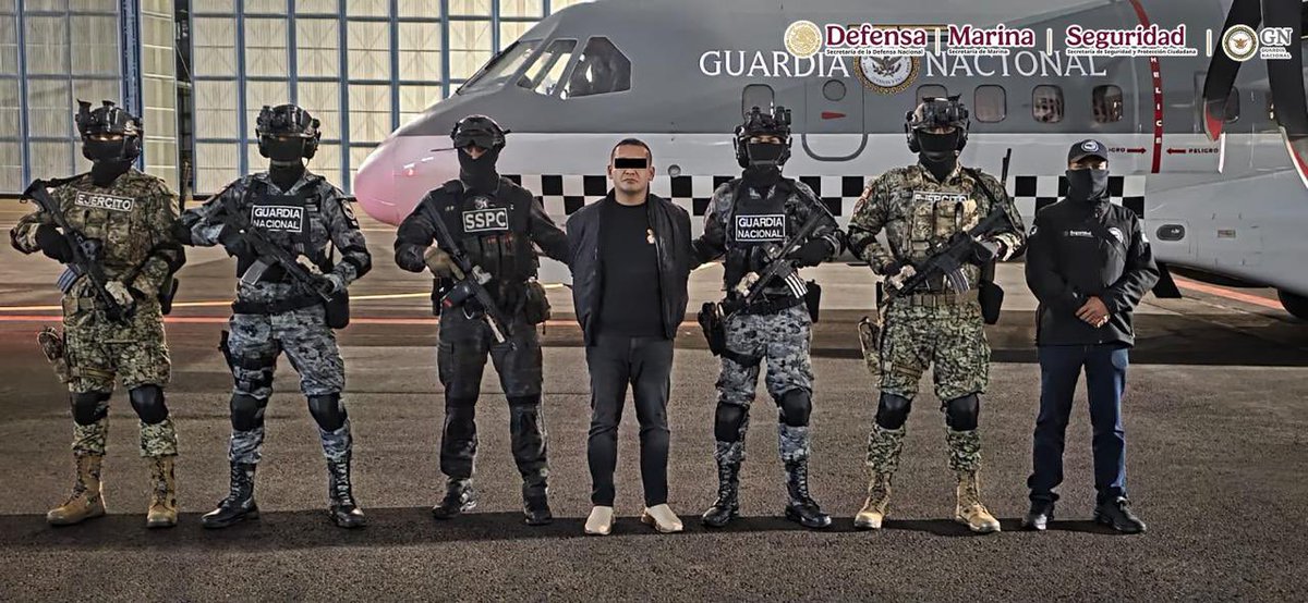 OHarfuch's tweet photo. Mejorar cada día la seguridad y garantizar la tranquilidad de las familias de México es la prioridad de la Presidenta @Claudiashein . Con inteligencia, investigación y coordinación, seguimos actuando contra las estructuras criminales que generan violencia.
El 5 de octubre, en Zapopan, Jalisco, fue detenido Iván “N”, alias “El Tanque”, identificado como presunto operador regional del Cártel Jalisco Nueva Generación, con actividades en Veracruz, Oaxaca, Tabasco y Puebla.

La detención fue resultado de una operación conjunta de @Defensamx1  @SSPCMexico y @GN_MEXICO_ ejecutada por fuerzas especiales del Ejército Mexicano y el Grupo de Operaciones de la SSPC, con información del Centro Nacional de Inteligencia y el trabajo de agentes de investigación de la SSPC y de la Agencia de Investigación Criminal de @FGRMexico, quienes identificaron sus movimientos y lo localizaron.

Las investigaciones lo vinculan con homicidios, extorsión, privación ilegal de la libertad, robo de hidrocarburos, lavado de dinero y tráfico de drogas. También se le señala por su presunta participación en el ataque contra un helicóptero del Ejército Mexicano en Jalisco, en 2015, en el que perdieron la vida integrantes del Ejército y de la Policía Federal.
Fue detenido en flagrancia y se aseguraron un vehículo, un arma de fuego y diversas drogas. En septiembre de 2024, el Departamento del Tesoro de Estados Unidos lo sancionó por sus vínculos con el CJNG y lo señaló como parte del círculo cercano de Nemesio Oseguera Cervantes, alias “El Mencho” por lo cual hubo intercambio de información con @DEAHQ 
Será puesto a disposición de la Fiscalía Especializada en Materia de Delincuencia Organizada (FEMDO), donde se determinará su situación jurídica conforme a derecho.

Reconocemos el profesionalismo y la valentía de las fuerzas especiales del Ejército Mexicano, del Grupo de Operaciones y los agentes de investigación de @SSPCMexico , de los agentes de la Agencia de Investigación Criminal de la FGR y del personal del CNI. Agradecemos a los gobiernos de Veracruz y Jalisco, y a sus gobernadores, @rocionahle y @PabloLemusN, por su apoyo Cada acción tiene un objetivo claro: que las familias de México puedan vivir, trabajar y transitar con seguridad y tranquilidad.