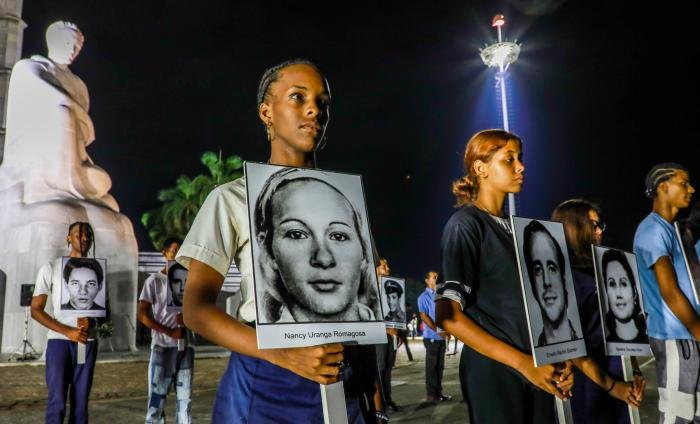 Granma_Digital's tweet photo. 💔🇨🇺 La cicatriz que no borra el tiempo

📌Cincuenta años después, la marca indeleble del atentado sigue latente. En la noche de ayer, la juventud cubana recordó a las 73 víctimas del crimen de Barbados con una vigilia. Hoy continúa el homenaje de nuestro pueblo.

#TenemosMemoria https://t.co/mwEBxThrvl