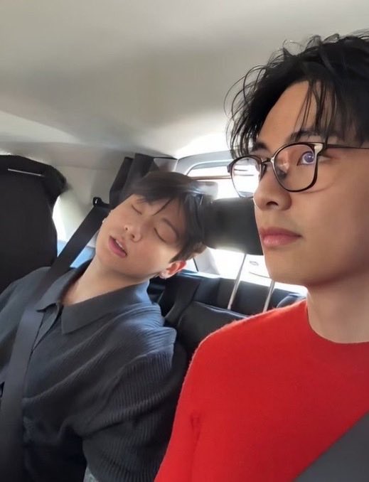 jungkovtae's tweet photo. 2025                                                       2026😭 https://t.co/UUMsDAzL8v