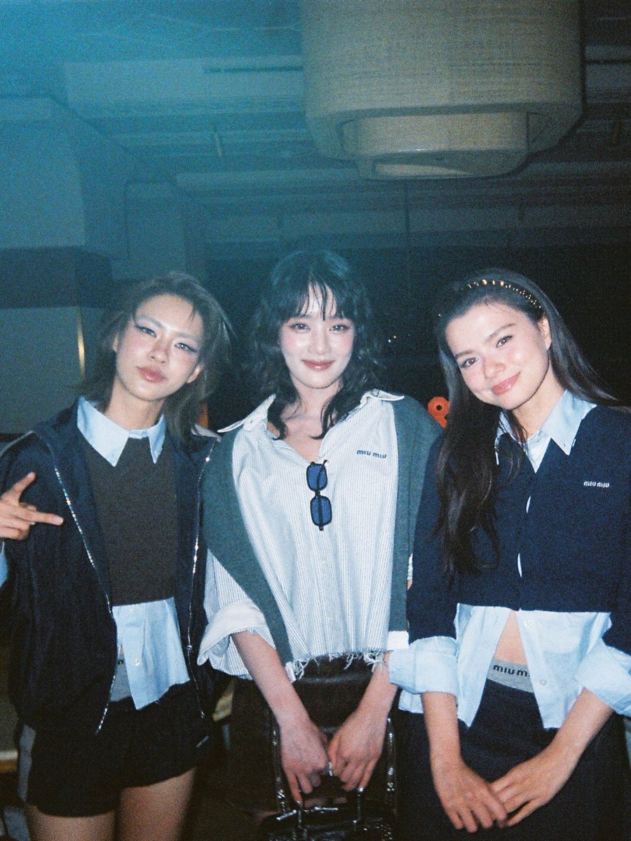 ArachonCm's tweet photo. เอ็นดูความโดนพี่มี่แซว "ล้างฟิล์มแน้วว" 😅

https://t.co/F0Vxok36o5

#MiuMiuSS27xBecky 
#MiuMiuPFWxBecky
#beckysangels #BeckyArmstrong https://t.co/UbLq2Kjtc7