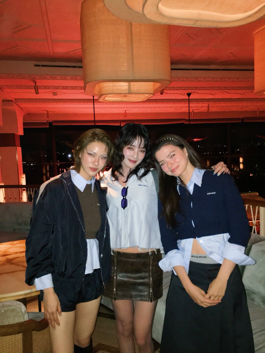 itsbecfreen_'s tweet photo. omg minnie posted this picture on her ig 🫠🫶🏻

#beckysangels 
#MiuMiuSS27xBecky https://t.co/TGLcTCxl2f