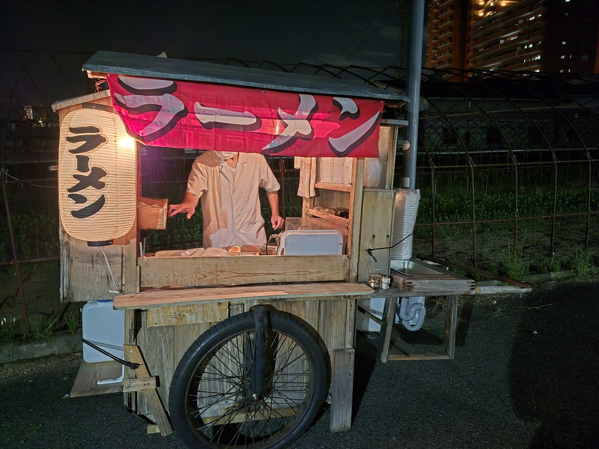 etsuko_green's tweet photo. 自宅にて、明日のボランティア活動の準備していたら...
久々に聞こえたチャルメラ音♪

ラーメン1杯 500円😊

明日は、乳幼児親子の広場にて「英語のおねえさん」ならぬ、「英語おばさん」（笑）♪
みんなと英語で歌って踊ったり、紙芝居も〜😊 https://t.co/WNhnCq0Eqb