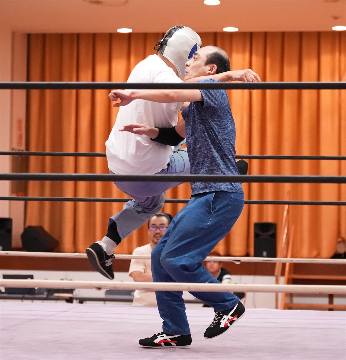 Namjunkzone's tweet photo. アントニオドライバーから伝統芸能ネックブリーカーを繰り出すボスコニアン選手。しかしフィストドロップはかわされリングを殴ってしまう。
#RAW94 https://t.co/IRmY9R4Huj
