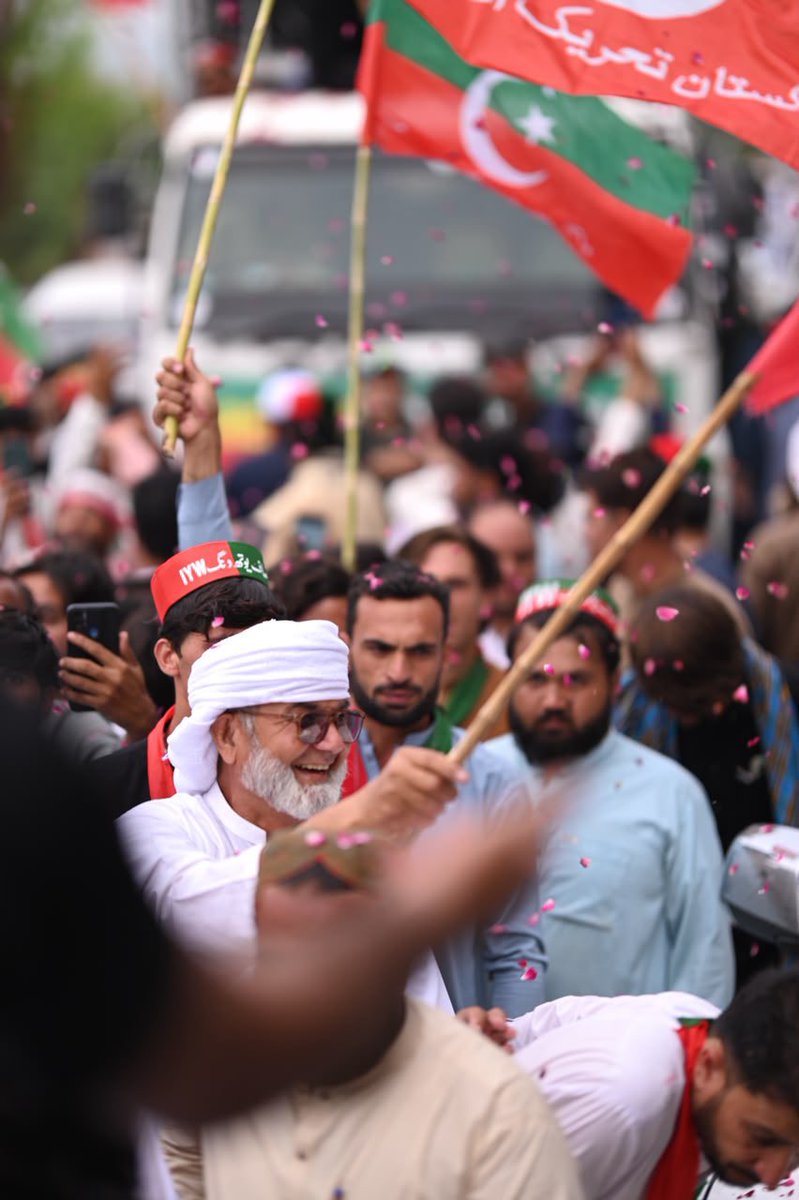 PTIofficial's tweet photo. بچے بوڑھے اور جوان ، ہر نسل کا ایک ہے لیڈر عمران خان۔ آنکھوں میں اپنے لیڈر کی رہائی اور حقیقی آزادی کی امید لیے پاکستان کے یہ پرامن محب وطن شہری پرامن لانگ مارچ میں شریک ہیں۔

#سر_بکف_میدان_میں https://t.co/d8DVf1UIM7