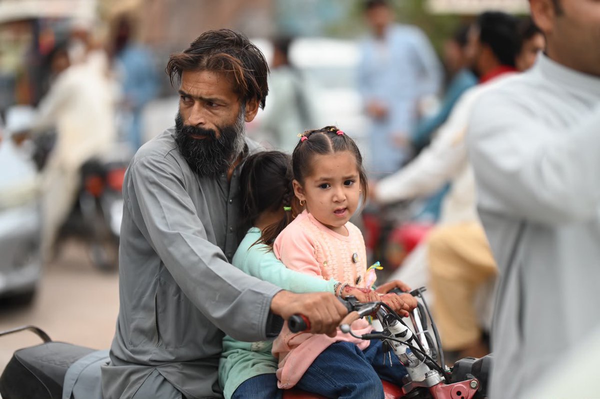PTIofficial's tweet photo. بچے بوڑھے اور جوان ، ہر نسل کا ایک ہے لیڈر عمران خان۔ آنکھوں میں اپنے لیڈر کی رہائی اور حقیقی آزادی کی امید لیے پاکستان کے یہ پرامن محب وطن شہری پرامن لانگ مارچ میں شریک ہیں۔

#سر_بکف_میدان_میں https://t.co/d8DVf1UIM7