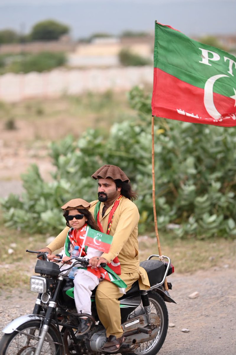 PTIofficial's tweet photo. بچے بوڑھے اور جوان ، ہر نسل کا ایک ہے لیڈر عمران خان۔ آنکھوں میں اپنے لیڈر کی رہائی اور حقیقی آزادی کی امید لیے پاکستان کے یہ پرامن محب وطن شہری پرامن لانگ مارچ میں شریک ہیں۔

#سر_بکف_میدان_میں https://t.co/d8DVf1UIM7