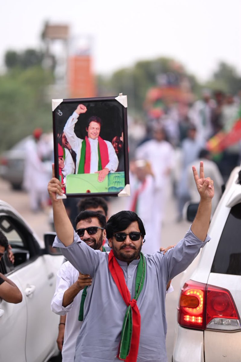 PTIofficial's tweet photo. بچے بوڑھے اور جوان ، ہر نسل کا ایک ہے لیڈر عمران خان۔ آنکھوں میں اپنے لیڈر کی رہائی اور حقیقی آزادی کی امید لیے پاکستان کے یہ پرامن محب وطن شہری پرامن لانگ مارچ میں شریک ہیں۔

#سر_بکف_میدان_میں https://t.co/d8DVf1UIM7