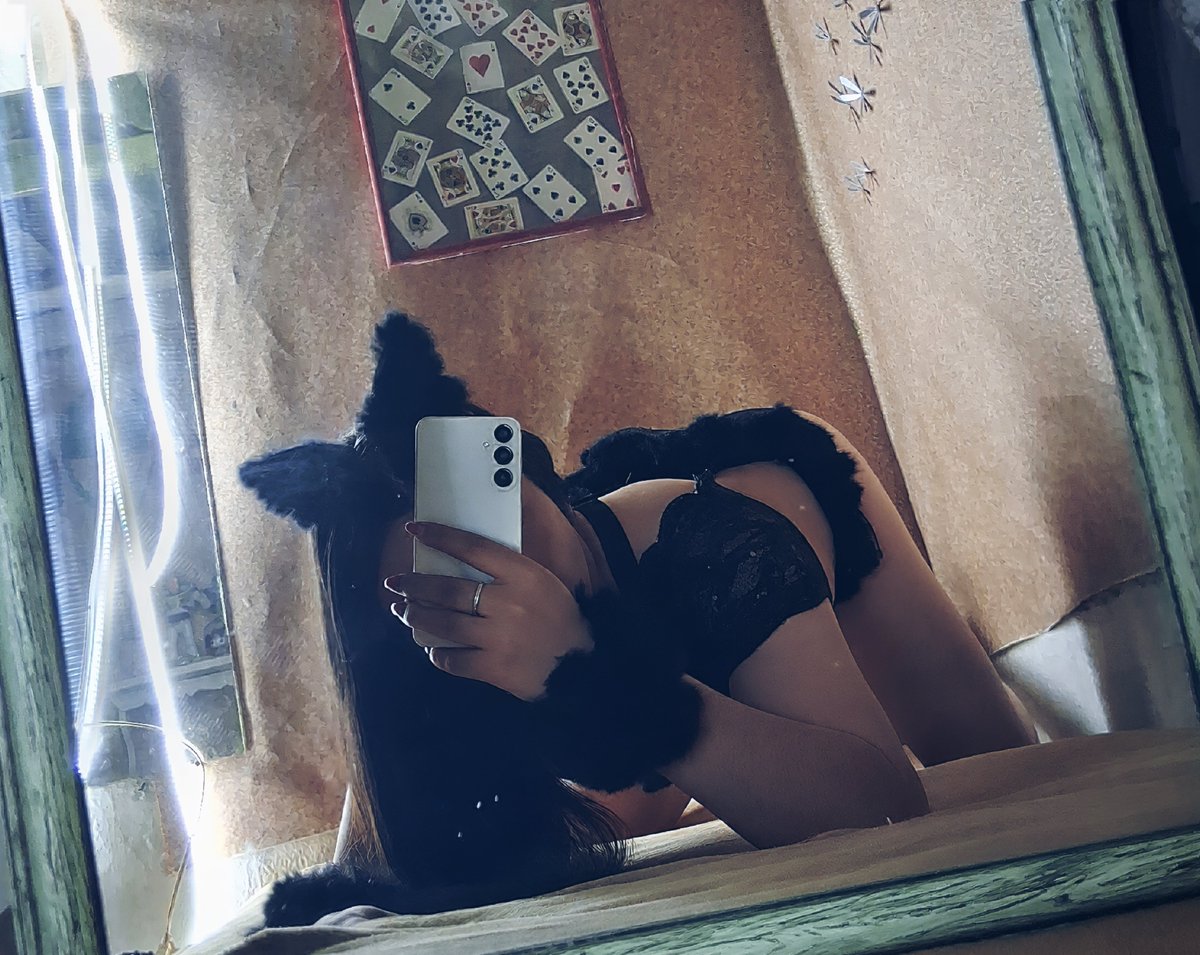 PaoBecerrats's tweet photo. Me porto bien o me porto mal hoy?😈🏳️‍⚧️🐈‍⬛
#translatina #tsgirl #sissy https://t.co/HxiOmg90mg