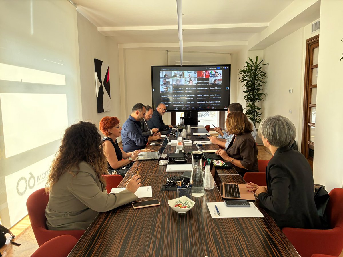 FisascatCisl75's tweet photo. 🔴🟢🔵 #StudiProfessionali, al via il negoziato per il rinnovo del #Contratto nazionale, in scadenza il 15 febbraio 2027, applicato a oltre 341mila lavoratrici e lavoratori.
💶 Filcams Cgil, Fisascat Cisl e Uiltucs hanno presentato a Confprofessioni la piattaforma unitaria che prevede 220 euro di aumento salariale, un adeguamento al costo della vita, una maggiore contrattazione, e una particolare attenzione alla formazione e welfare.
🤖 Tra le priorità proposte anche il governo dell’intelligenza artificiale e delle trasformazioni digitali, la riduzione dell’orario a parità di salario, più tutele per genitori e caregiver e il rafforzamento dei diritti negli studi più piccoli.

👉 https://t.co/4BBQMFCnWe