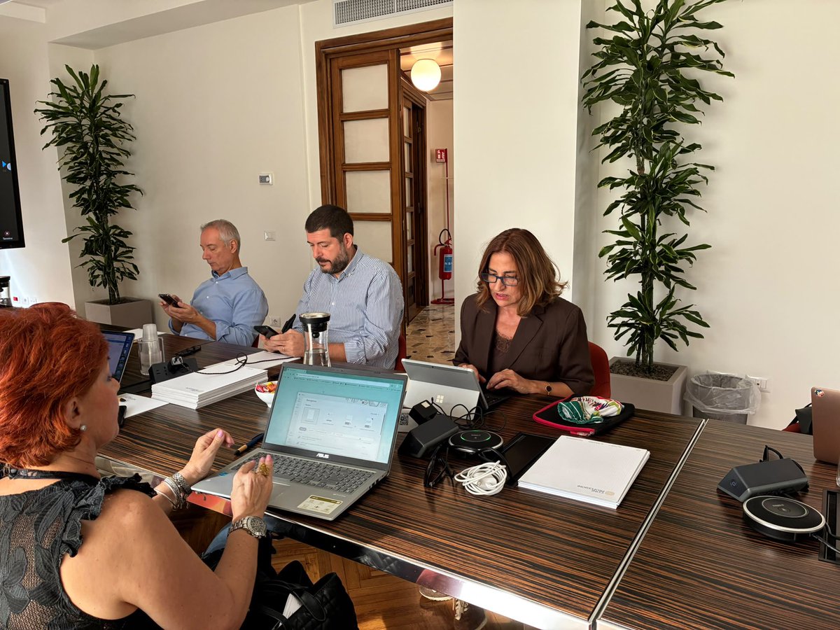 FisascatCisl75's tweet photo. 🔴🟢🔵 #StudiProfessionali, al via il negoziato per il rinnovo del #Contratto nazionale, in scadenza il 15 febbraio 2027, applicato a oltre 341mila lavoratrici e lavoratori.
💶 Filcams Cgil, Fisascat Cisl e Uiltucs hanno presentato a Confprofessioni la piattaforma unitaria che prevede 220 euro di aumento salariale, un adeguamento al costo della vita, una maggiore contrattazione, e una particolare attenzione alla formazione e welfare.
🤖 Tra le priorità proposte anche il governo dell’intelligenza artificiale e delle trasformazioni digitali, la riduzione dell’orario a parità di salario, più tutele per genitori e caregiver e il rafforzamento dei diritti negli studi più piccoli.

👉 https://t.co/4BBQMFCnWe