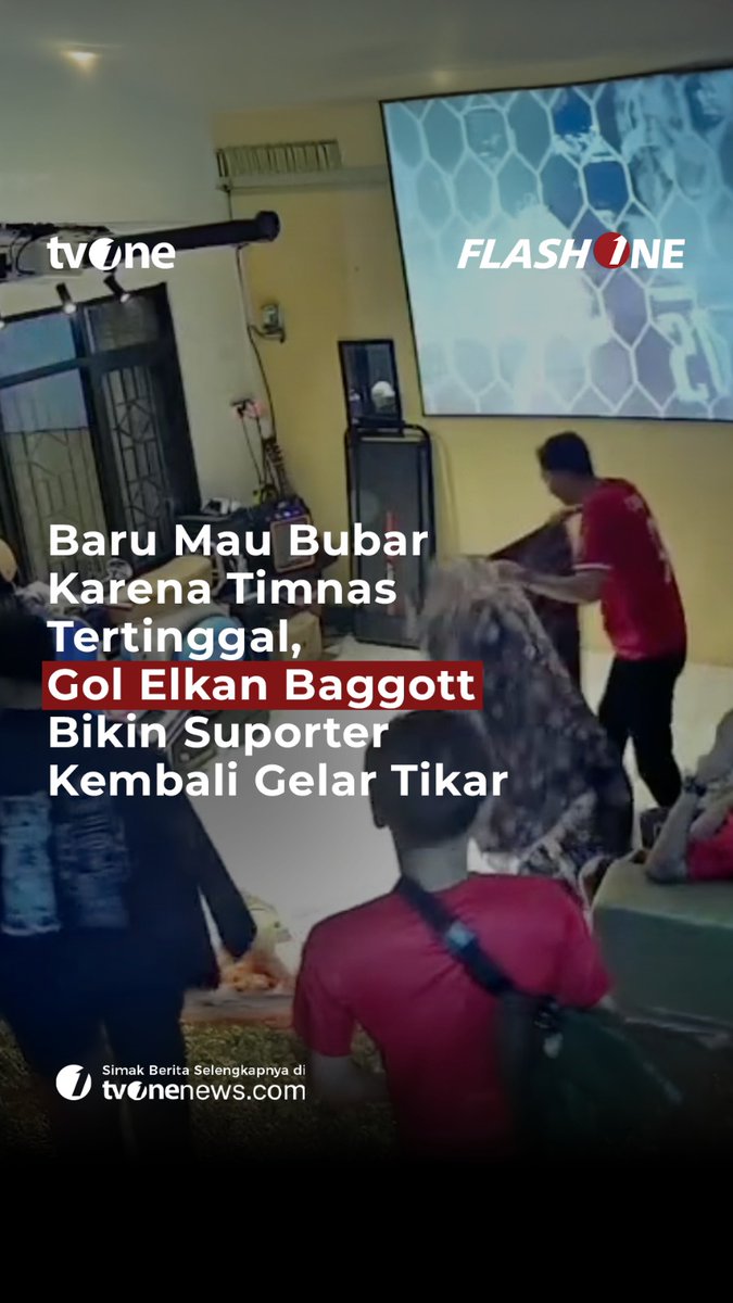Indonesian supporters rolling out their mats after Elkan Baggott's equalizer made them stay to watch the rest of the match against Thailand. Text overlay: "Baru Mau Bubar Karena Timnas Tertinggal, Gol Elkan Baggott Bikin Suporter Kembali Gelar Tikar."