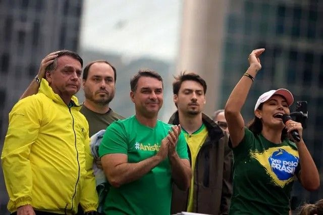 ElNacionalWeb's tweet photo. #6Oct | 🇧🇷 La ventaja de Flávio Bolsonaro frente a Luiz Inácio Lula da Silva no fue la única sorpresa de las elecciones brasileñas. El bolsonarismo también avanzó con fuerza en el Congreso, con 28 de los 81 escaños del Senado y más de 120 de los 513 diputados, según los primeros cómputos.

📊 Dos figuras destacaron por la contundencia de su votación: Lucas Pavanato, con más de 3 millones de votos, y Nikolas Ferreira, con 3,1 millones. Ambos se convirtieron en los diputados más votados en la historia de Brasil, según el Congreso.

📸 Vía @GettyImages 

🔗 Lea más en https://t.co/GjrQFaewsq