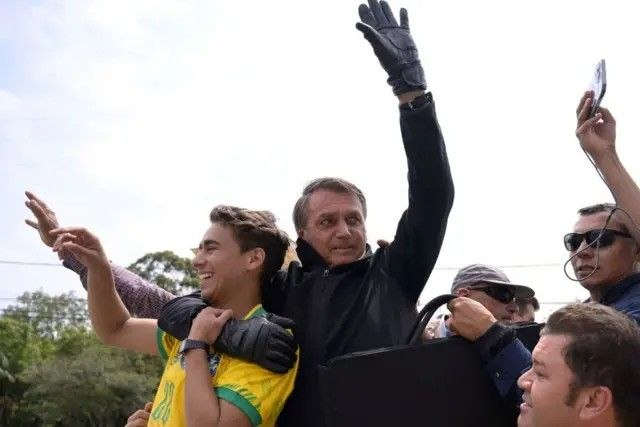 ElNacionalWeb's tweet photo. #6Oct | 🇧🇷 La ventaja de Flávio Bolsonaro frente a Luiz Inácio Lula da Silva no fue la única sorpresa de las elecciones brasileñas. El bolsonarismo también avanzó con fuerza en el Congreso, con 28 de los 81 escaños del Senado y más de 120 de los 513 diputados, según los primeros cómputos.

📊 Dos figuras destacaron por la contundencia de su votación: Lucas Pavanato, con más de 3 millones de votos, y Nikolas Ferreira, con 3,1 millones. Ambos se convirtieron en los diputados más votados en la historia de Brasil, según el Congreso.

📸 Vía @GettyImages 

🔗 Lea más en https://t.co/GjrQFaewsq