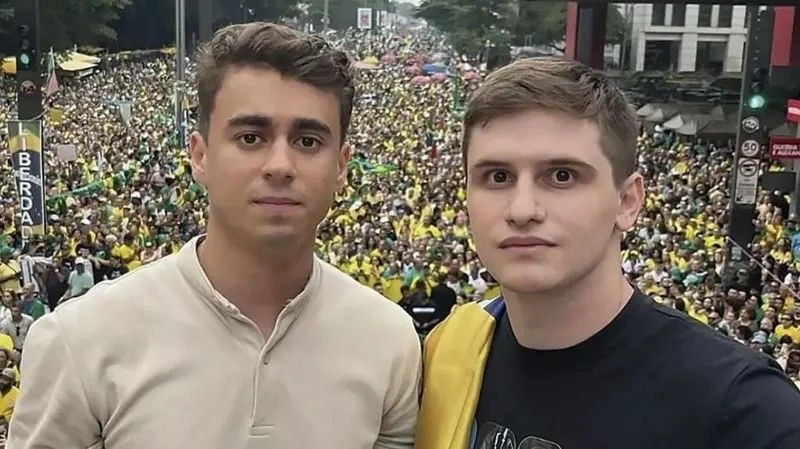 ElNacionalWeb's tweet photo. #6Oct | 🇧🇷 La ventaja de Flávio Bolsonaro frente a Luiz Inácio Lula da Silva no fue la única sorpresa de las elecciones brasileñas. El bolsonarismo también avanzó con fuerza en el Congreso, con 28 de los 81 escaños del Senado y más de 120 de los 513 diputados, según los primeros cómputos.

📊 Dos figuras destacaron por la contundencia de su votación: Lucas Pavanato, con más de 3 millones de votos, y Nikolas Ferreira, con 3,1 millones. Ambos se convirtieron en los diputados más votados en la historia de Brasil, según el Congreso.

📸 Vía @GettyImages 

🔗 Lea más en https://t.co/GjrQFaewsq