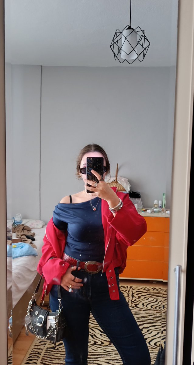 ebrarnysl's tweet photo. aynanın pisliğine bakmazsaniz outfit check 🫡 (valla silcem) https://t.co/ArGge0WiOH