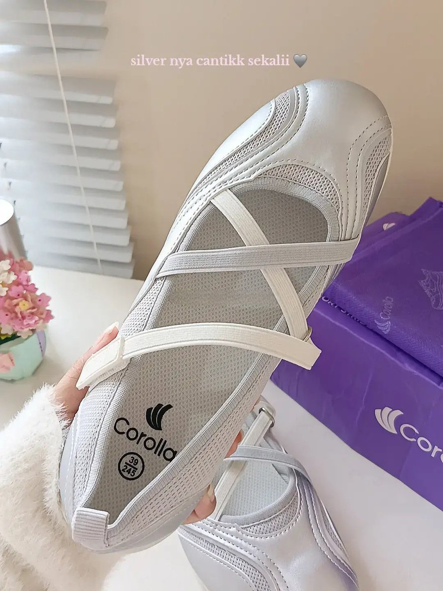 rainyychaa's tweet photo. TOKO LOKAL yg bentukannya persis brand mahal:

Onitsuka ➔ Corolla
Zara  ➔ Urban n Co
Pedro ➔ Winod https://t.co/XbdAZPRelM