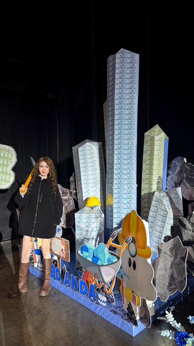 Josephine_sky18's tweet photo. P'Tae 😎 &amp; her huge crystal mine 💎⛏️ Hong Kong Sky will try our best to support you for promoting Remain!🩵🩵🩵

#andaanunta
#อันดาลูกแก้ว
#RemainTheseries https://t.co/nSCb6Vf69d