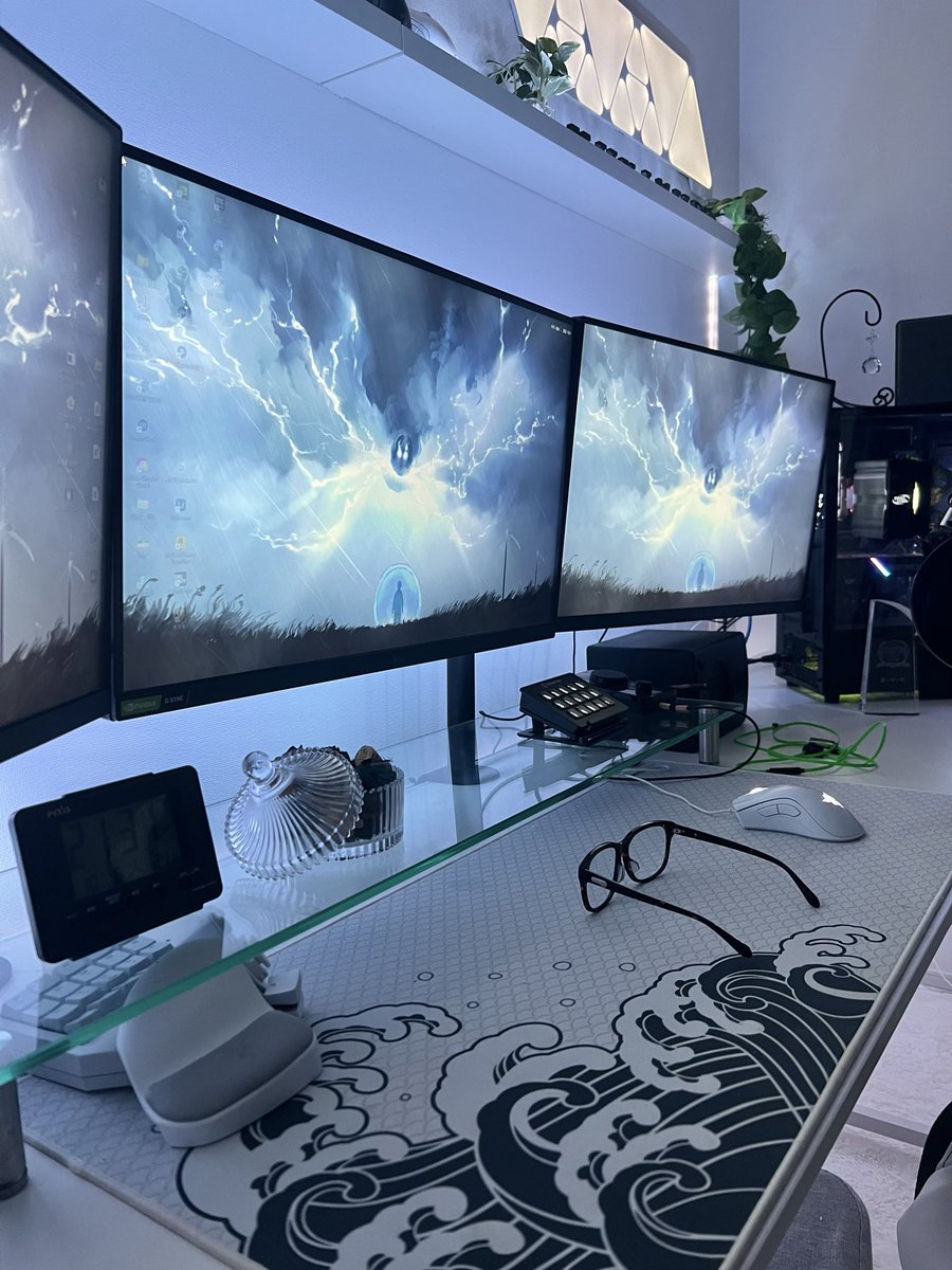 yukimurox's tweet photo. ストームグラスを割り中の液体をキーボードにぶっかけキーボードはお逝きになりました。残るはメガネとマウス。 https://t.co/lNFSEkfigx