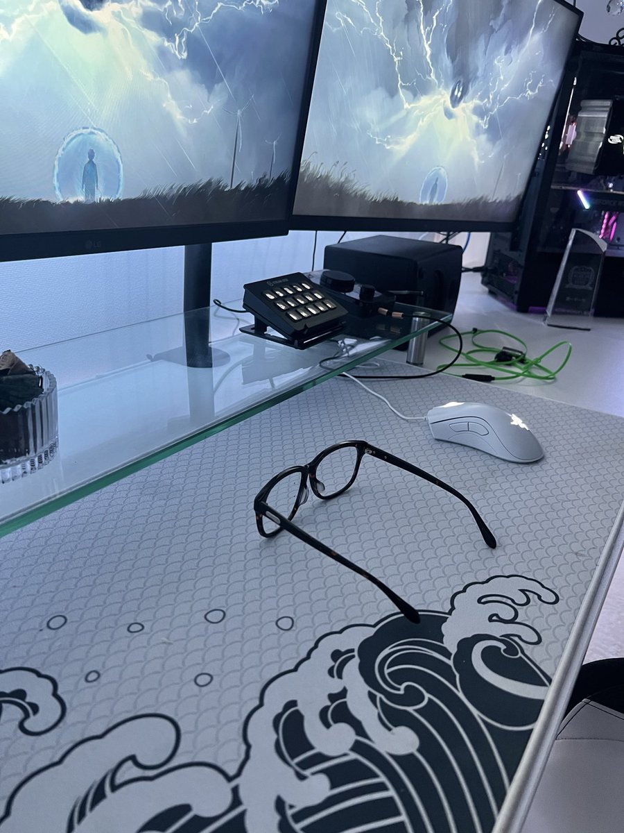 yukimurox's tweet photo. ストームグラスを割り中の液体をキーボードにぶっかけキーボードはお逝きになりました。残るはメガネとマウス。 https://t.co/lNFSEkfigx