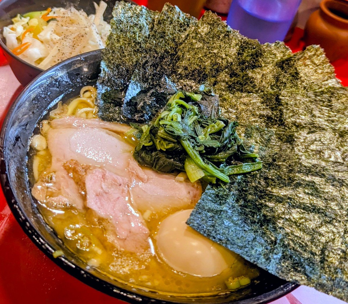 piko_pikon69's tweet photo. 家系総本山 吉村家@平沼橋
ラーメン ﾔﾜﾒ
味玉+のり+ライス

ラストオーダー5分前に滑り込んでなんとか接続🐾
✨キラッキラ✨の鶏油が眩しい総本山の豚骨醤油スープ🎵
柔めの酒井製麺は今日もめちゃウマ😆🍜💕 https://t.co/sIj3pC3g4s