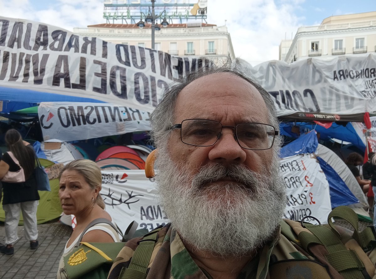 antolinpulido1's tweet photo. En la acampada de sol https://t.co/sqOBV8samp