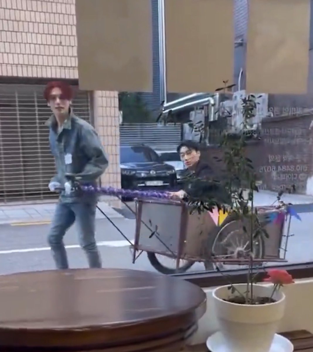 huhu2581's tweet photo. くっそシュールwwww
これに出くわして動画撮った一般人の方の感想聞きたいwww https://t.co/aFkt832zTK
