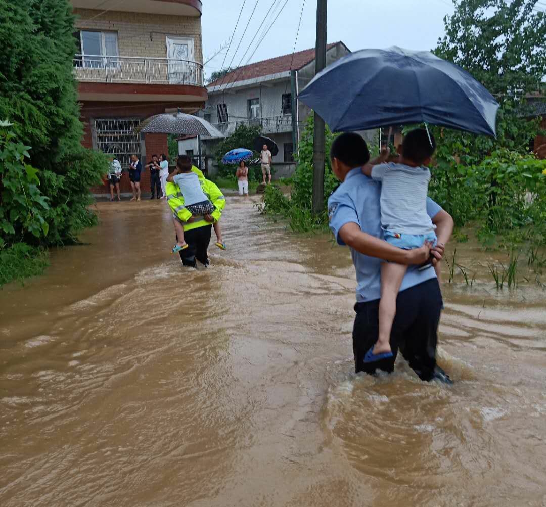 AbenaDebrah6's tweet photo. The flood season surges strongly, and we advise everyone to evacuate the low-lying land promptly for safety. https://t.co/U1Or1wcNN9