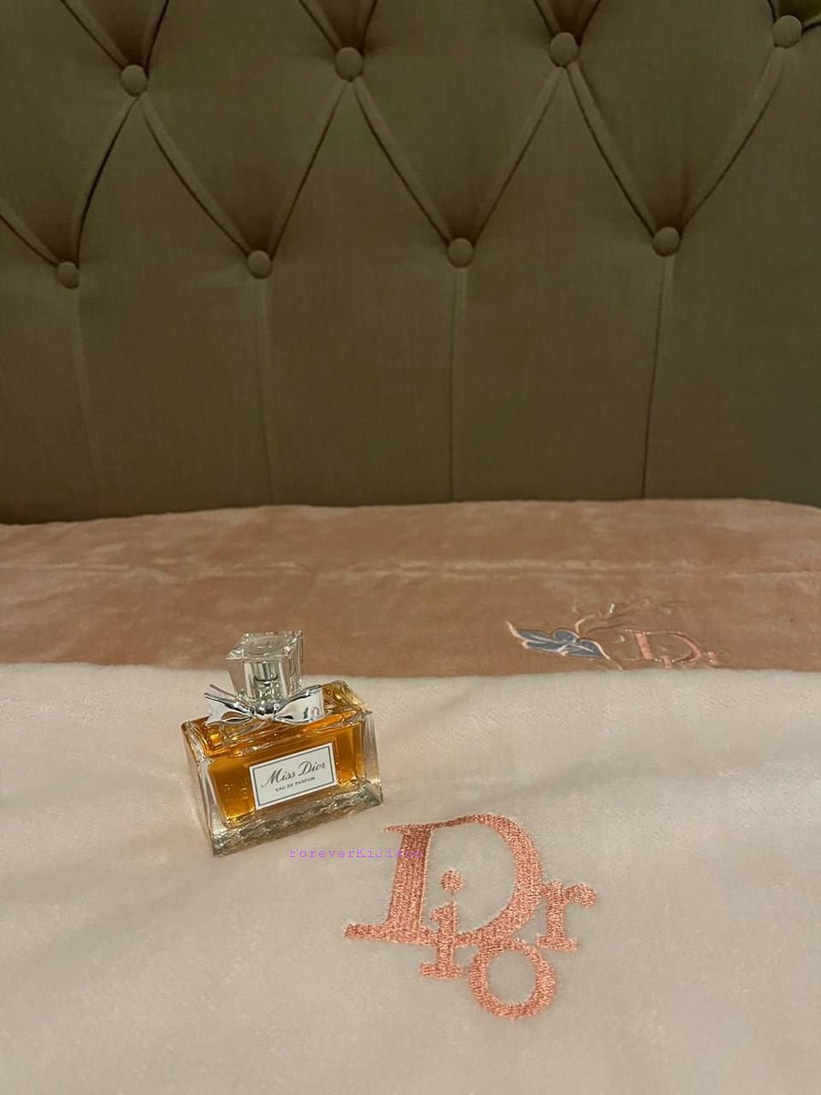 ForeverKimJisoo's tweet photo. No bots.
No fake likes.
Just real support. 💯

We show love the Jisoo way, by buying what she endorses.

Drop your Jisoo drip.
Let's flood the TL! 📸💜 

#JISOO @Dior @Cartier https://t.co/e483yEaU48