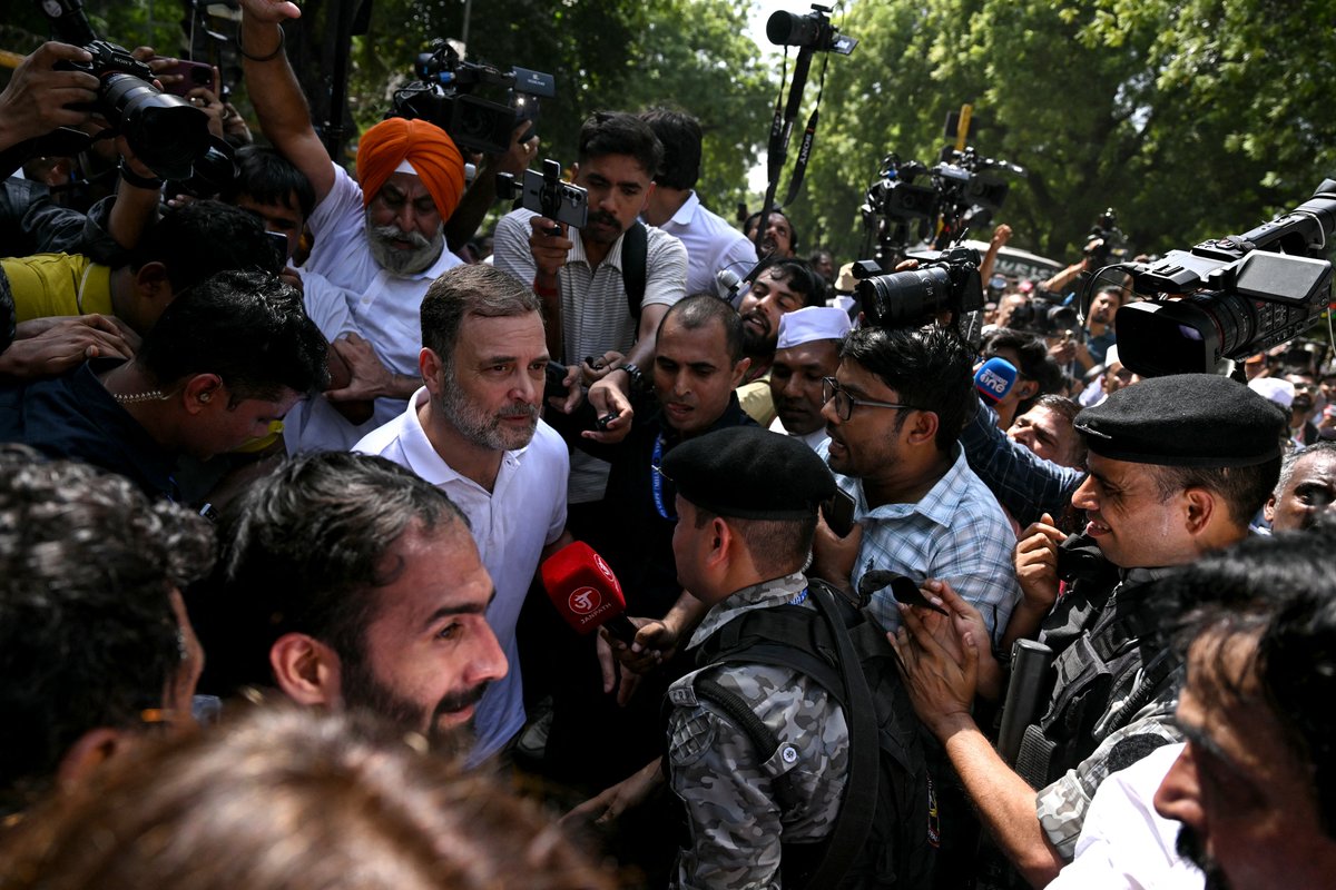 AJEnglish's tweet photo. Police have briefly arrested several opposition legislators, including Congress party leader Rahul Gandhi, in New Delhi for trying to breach barricades during a protest march to demand the resignation of election chief Gyanesh Kumar.

🔗: https://t.co/sYQDnD6n1R https://t.co/1MWmr31q25