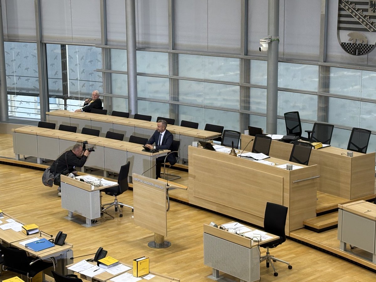 SaschaAdamek's tweet photo. In der Sitzungspause posiert @UlrichSiegmund schon mal auf dem Stuhl des Ministerpräsidenten. #Sachsen-Anhalt #Landtag https://t.co/J4ijPBYi1p