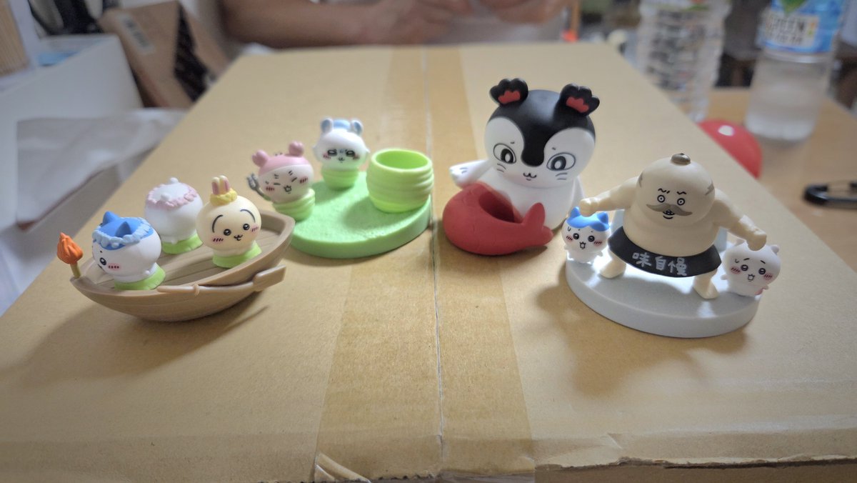 mtomtoaaasan's tweet photo. ちいかわガチャ引いてたら隣でガチャしてたおっちゃんが被ったの交換してくれて2000円でコンプ！
スタバも届いてはっぴー！ https://t.co/sKobfuRW7Z