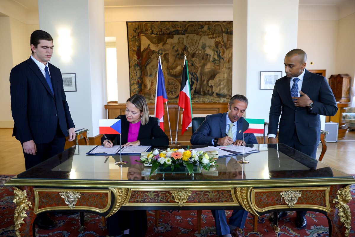 mzvcr's tweet photo. Náměstkyně @MarieChatardova vedla 5. kolo politických konzultací s Kuvajtem. 🇰🇼 Se svým protějškem Hamadem Sulejmánem Miš'ánem Al-Miš'ánem jednala o posílení bilaterálních vztahů, ekonomické spolupráci a aktuálním regionálním dění. 

Na okraj politických konzultací bylo podepsáno memorandum o spolupráci mezi diplomatickými akademiemi obou států. Dokument vytváří rámec pro budoucí spolupráci, výměnu zkušeností a profesní vzdělávání diplomatů obou zemí. 🇨🇿🤝🇰🇼 @da_mzv