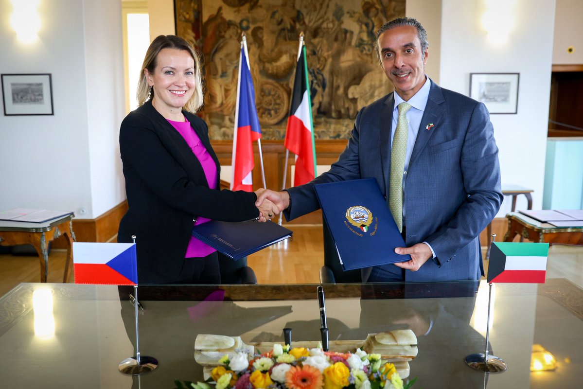 mzvcr's tweet photo. Náměstkyně @MarieChatardova vedla 5. kolo politických konzultací s Kuvajtem. 🇰🇼 Se svým protějškem Hamadem Sulejmánem Miš'ánem Al-Miš'ánem jednala o posílení bilaterálních vztahů, ekonomické spolupráci a aktuálním regionálním dění. 

Na okraj politických konzultací bylo podepsáno memorandum o spolupráci mezi diplomatickými akademiemi obou států. Dokument vytváří rámec pro budoucí spolupráci, výměnu zkušeností a profesní vzdělávání diplomatů obou zemí. 🇨🇿🤝🇰🇼 @da_mzv