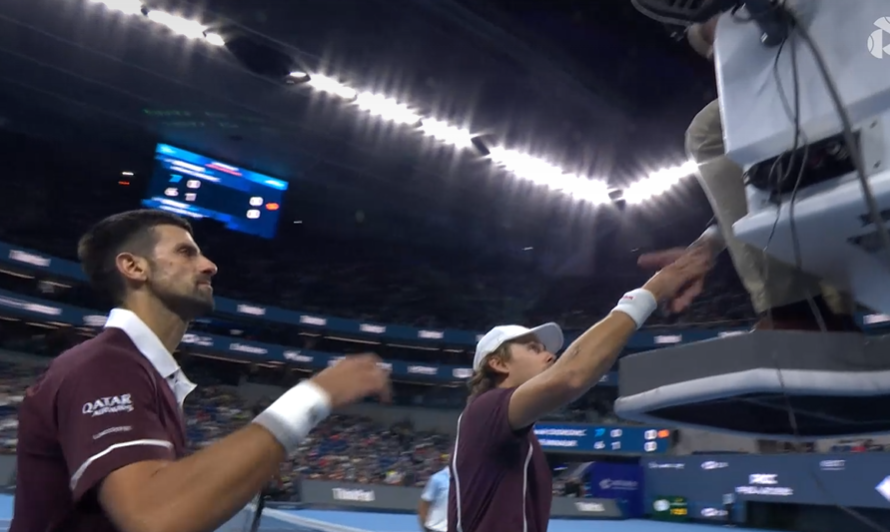 CristinaNcl's tweet photo. Sad scenes
He played very very well.
Hewitt tearing up for his boy.

Get well soon, Alex! https://t.co/qMSOT3MsYi