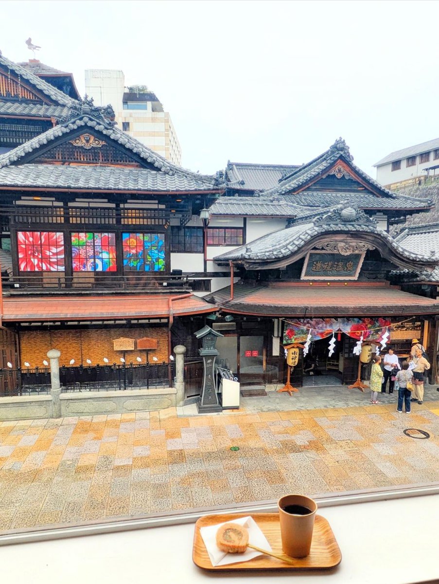 JTeaAssociation's tweet photo. 秋の小旅行は #紅茶 と一緒に♪
今回の「お出かけティー」は道後温泉へ♨️
歴史ある道後温泉本館を目の前に 
愛媛・松山銘菓を揚げた「タルトの天ぷら」と温かい紅茶でひと休み✨
サクッとした衣とゆずあんの風味が紅茶と相性抜群です！
旅先のご当地スイーツ×紅茶で 特別な休日を過ごしませんか？ https://t.co/v4CLjJJ05d