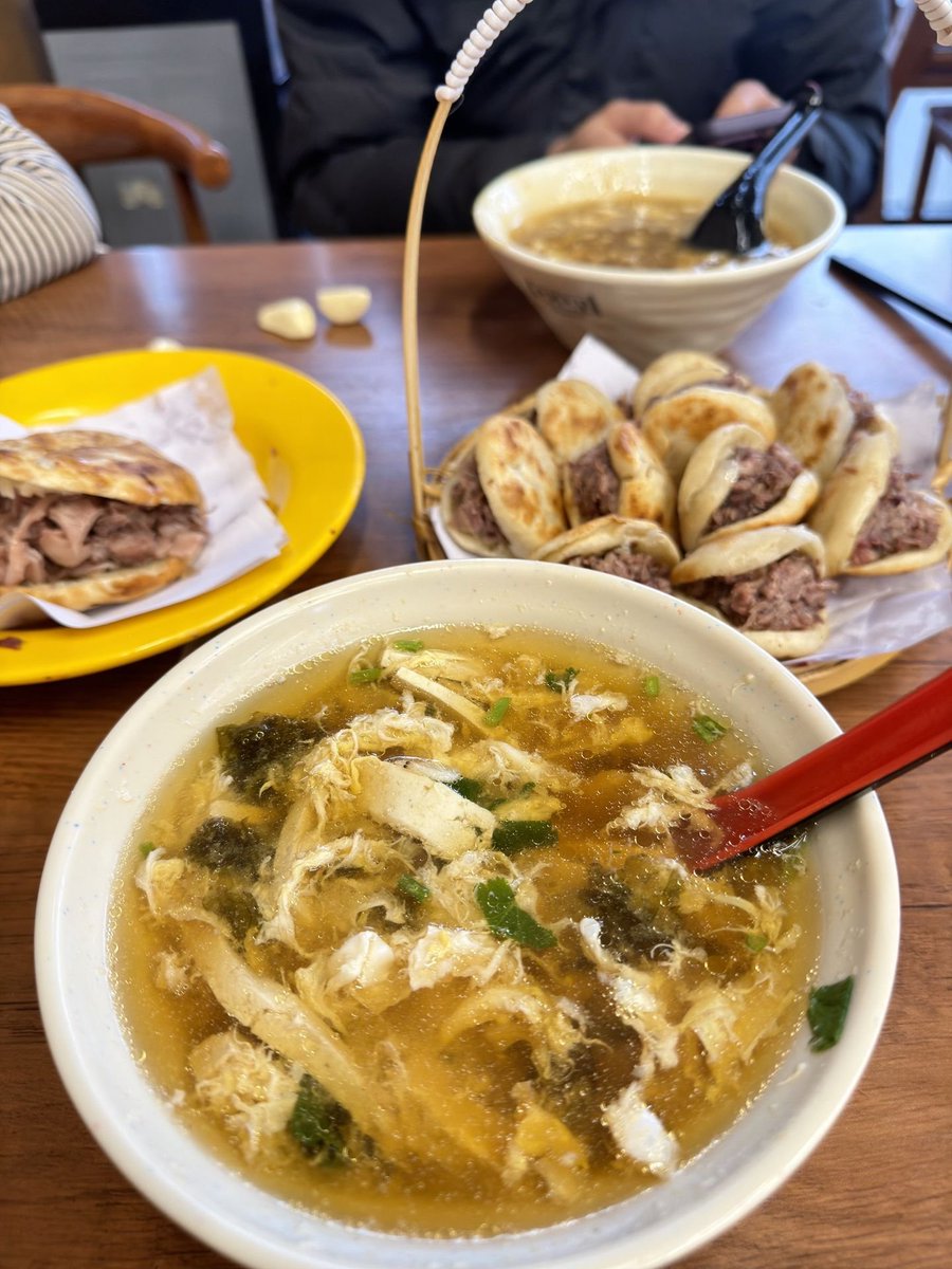 sweetiesprite's tweet photo. Hearty northern Chinese meal 🥟 Mini meat buns stuffed with beef + warm egg drop soup. Crispy crust, juicy meat filling, perfect comforting combo.
#ChineseFood #LocalEats #Foodie https://t.co/PEqZWjL364