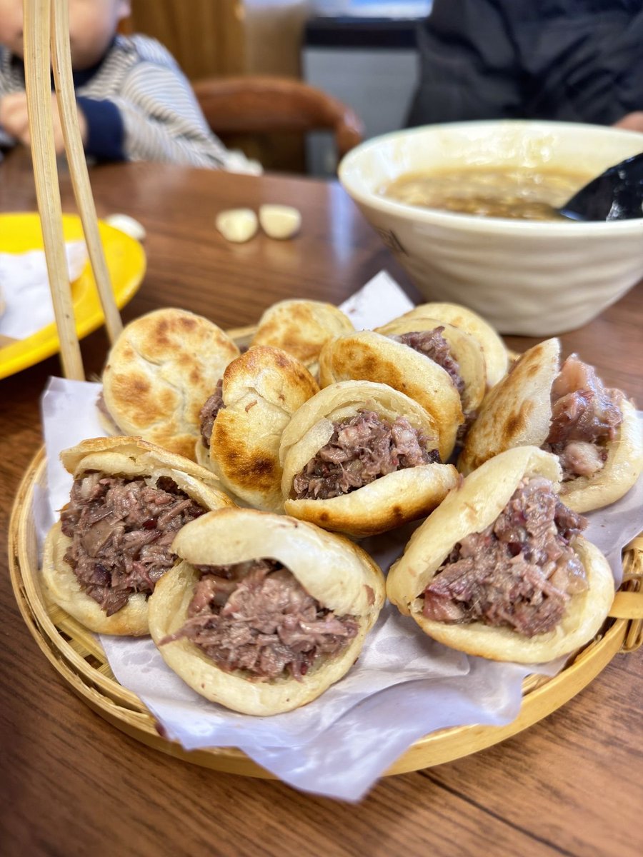 sweetiesprite's tweet photo. Hearty northern Chinese meal 🥟 Mini meat buns stuffed with beef + warm egg drop soup. Crispy crust, juicy meat filling, perfect comforting combo.
#ChineseFood #LocalEats #Foodie https://t.co/PEqZWjL364