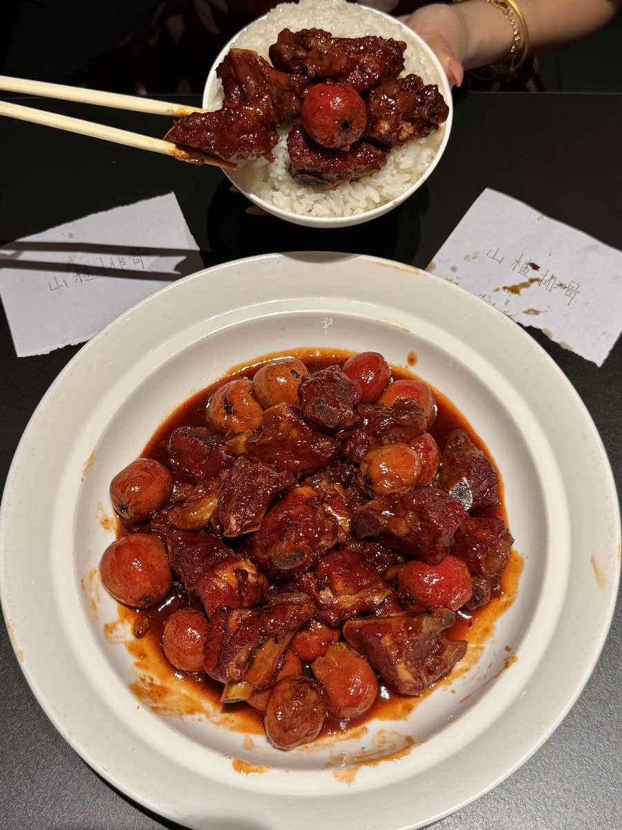 Ninoux's tweet photo. Sauce overload dinner 🤤 Creamy seafood tofu &amp; sweet hawthorn ribs. Rice cannot survive beside these dishes.
#FoodTwitter #AsianFood https://t.co/o9tVkv1016