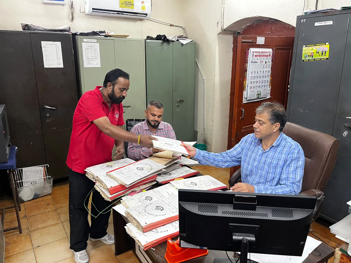 ceojalandhar's tweet photo. 06.10.2026: Special Campaign 6.0: Reviewing of old files is in progress under #SpecialCampaign6.
#eWasteManagement #GoodGovernance
#CleanIndia #ClutterFreeOffice #SwachhBharatMission #SHS2026 #SwachhataHiSeva2026 #GarbageFreeCities #SwachhBharat
@SwachhBharatGov
@swachhbharat
@MoHUA_India
@MoJSDDWS
@RakshaSampada
@pdde_wc