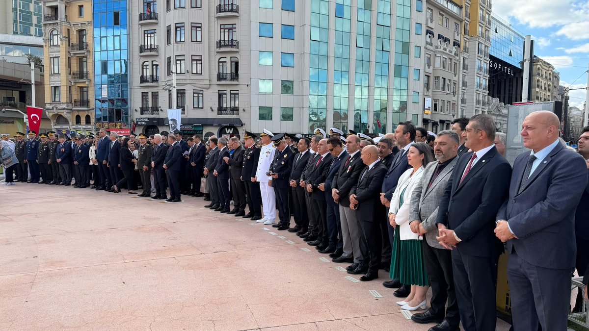 _MHPistanbul_'s tweet photo. 6 Ekim 1923 İstanbul’umuzun kurtuluş günü münasebetiyle İstanbul Valiliği tarafından düzenlenen kutlama programına katıldık. 

Gazi Mustafa Kemal Atatürk başta olmak üzere, bağımsızlığımız uğruna mücadele eden tüm kahramanlarımızı rahmet, minnet ve saygıyla anıyoruz. 🇹🇷 https://t.co/lN9PdfULbY