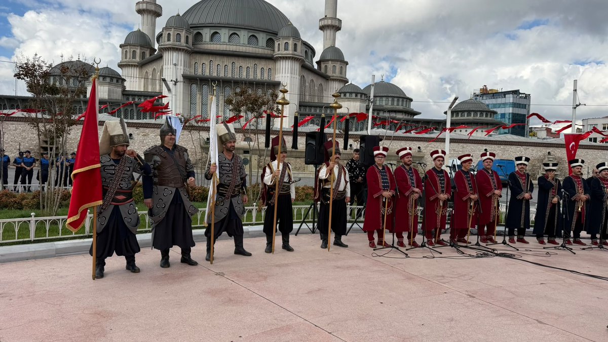 _MHPistanbul_'s tweet photo. 6 Ekim 1923 İstanbul’umuzun kurtuluş günü münasebetiyle İstanbul Valiliği tarafından düzenlenen kutlama programına katıldık. 

Gazi Mustafa Kemal Atatürk başta olmak üzere, bağımsızlığımız uğruna mücadele eden tüm kahramanlarımızı rahmet, minnet ve saygıyla anıyoruz. 🇹🇷 https://t.co/lN9PdfULbY